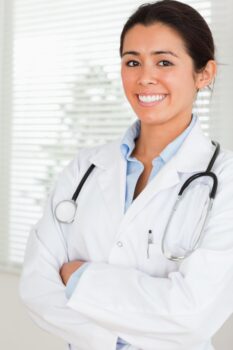 medica-feminina-encantadora-com-um-estetoscopio-posando-enquanto-esta-de-pe-13339-185930